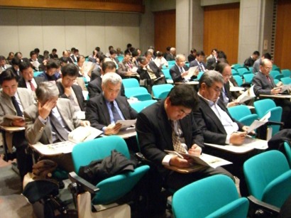 真剣に聞き入る参加者の方たち