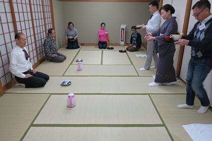 写真：道具を運ぶお稽古