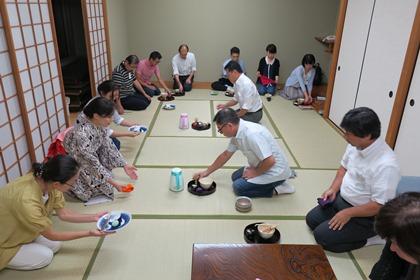 写真：盆略点前のお稽古の様子