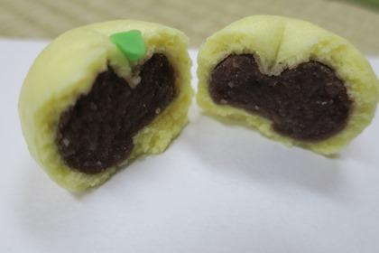 写真：ゆず饅頭を半分に割った。中にはこしあん。