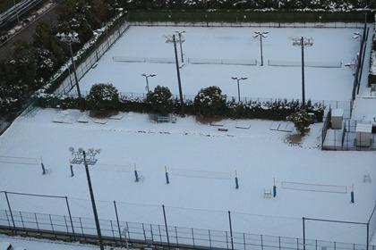 写真：ビーチコートもテニスコートも雪