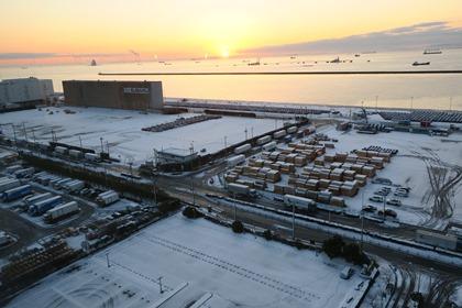 写真：雪の川崎港の日の出