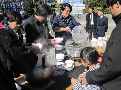 写真：わかめをみんなで食べている写真