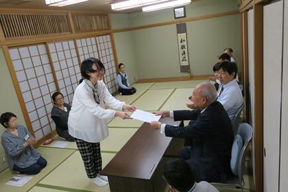 写真：齊藤会長から修了書授与