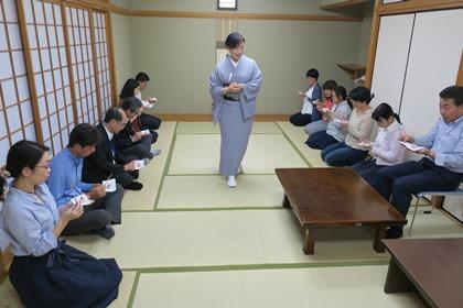 写真：お菓子を頂く生徒さん達