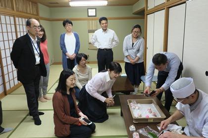 写真：和菓子作りを披露する和菓子職人さん