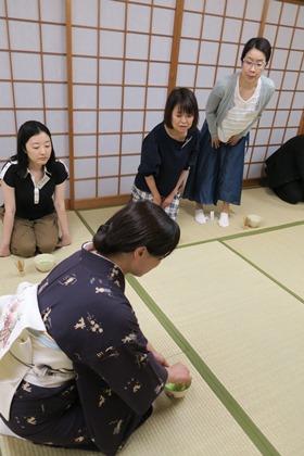 写真：若先生のお手本お茶点て