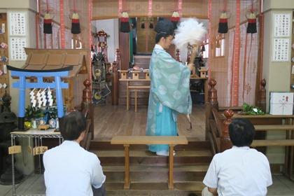 写真：若宮神社でお祓い