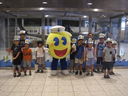 写真：2018川崎港見学会（マリエンで川丸君と記念写真）