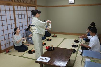 写真：茶巾でお茶碗を清めます