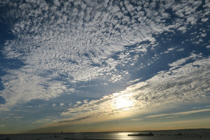 写真：うろこ雲と日の出