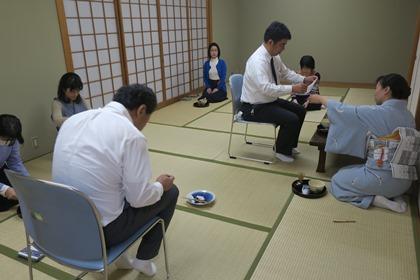 写真：盆略点前（お点前側もお客さん側も正座ができないのでイスに座ってのお稽古です）