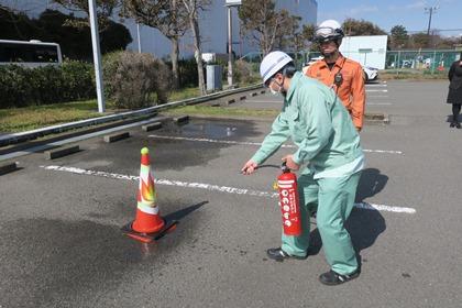 写真/水消火器による消火訓練