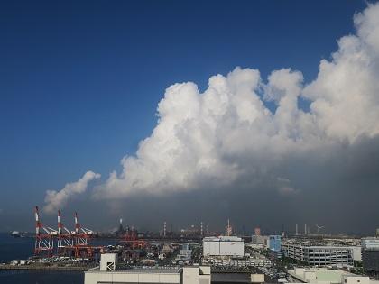 写真/雲とガントリー