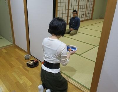 写真/お菓子を部屋に運びます