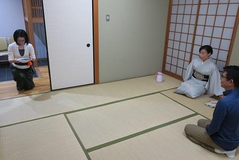 写真/お菓子を部屋に運びます前から