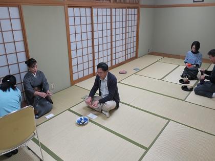 写真/マリエンの茶道稽古あぐらもOK