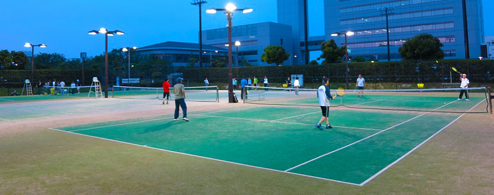 Tennis courts: There are six omni courts with night lighting. 